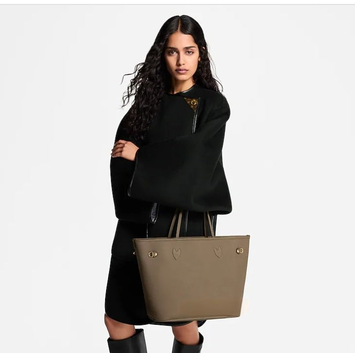 tote bag in calfskin leather.