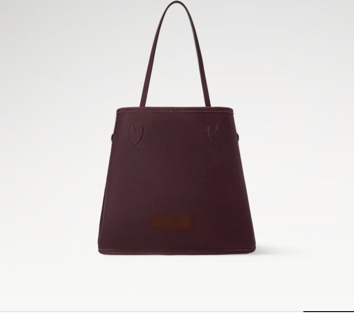 tote bag in calfskin leather.